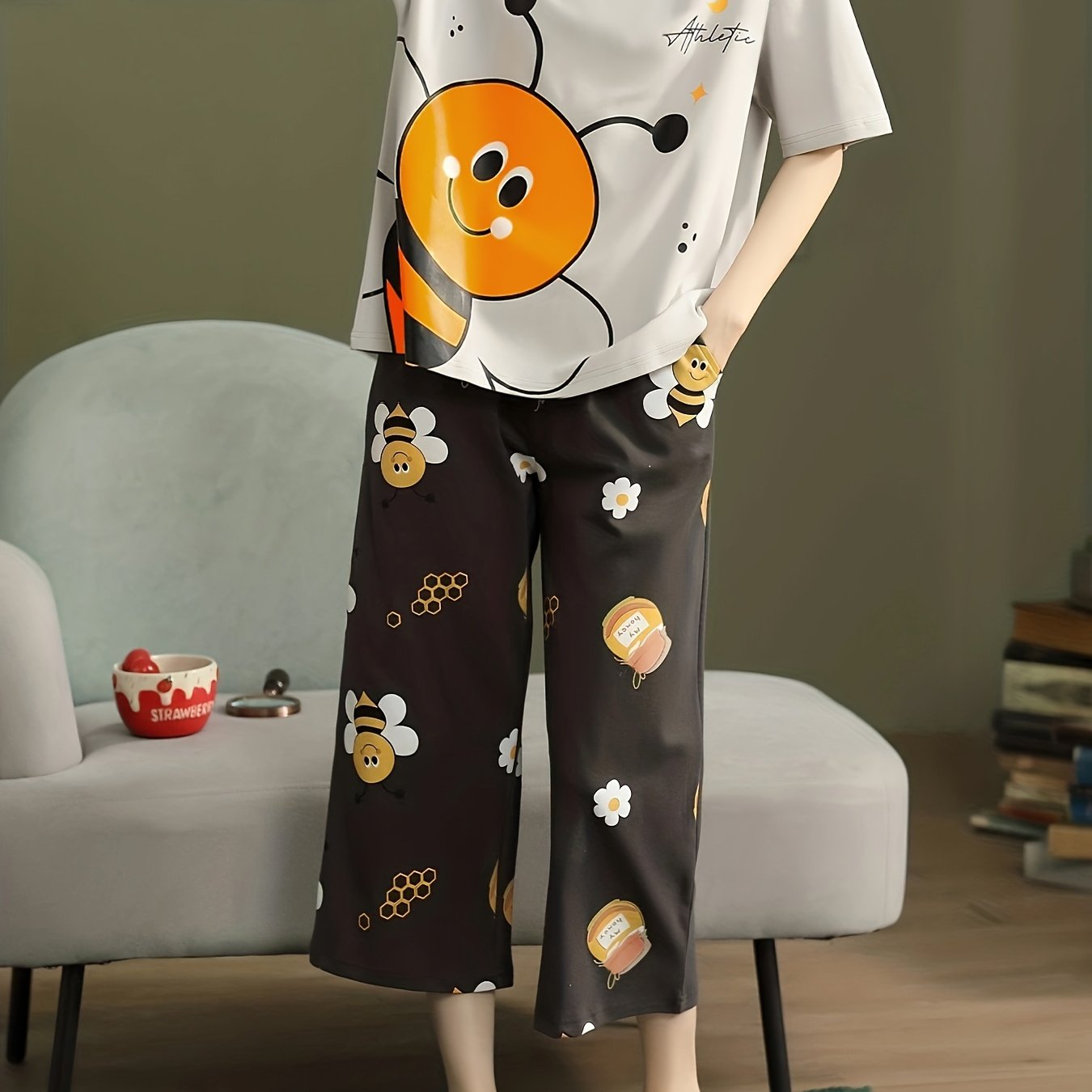 Bee Print Pajama Set Short Sleeve Crew Neck Top & Crop Pants Women's Sleepwear