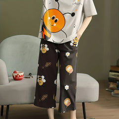 Bee Print Pajama Set Short Sleeve Crew Neck Top & Crop Pants Women's Sleepwear