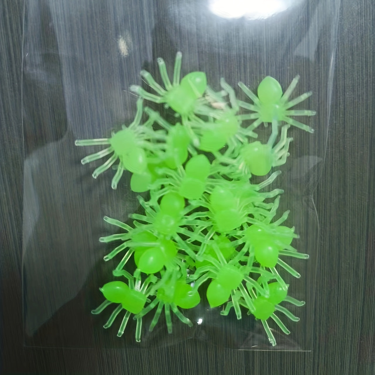 20pcs Halloween Glow Dark Spiders Plastic Toys Props