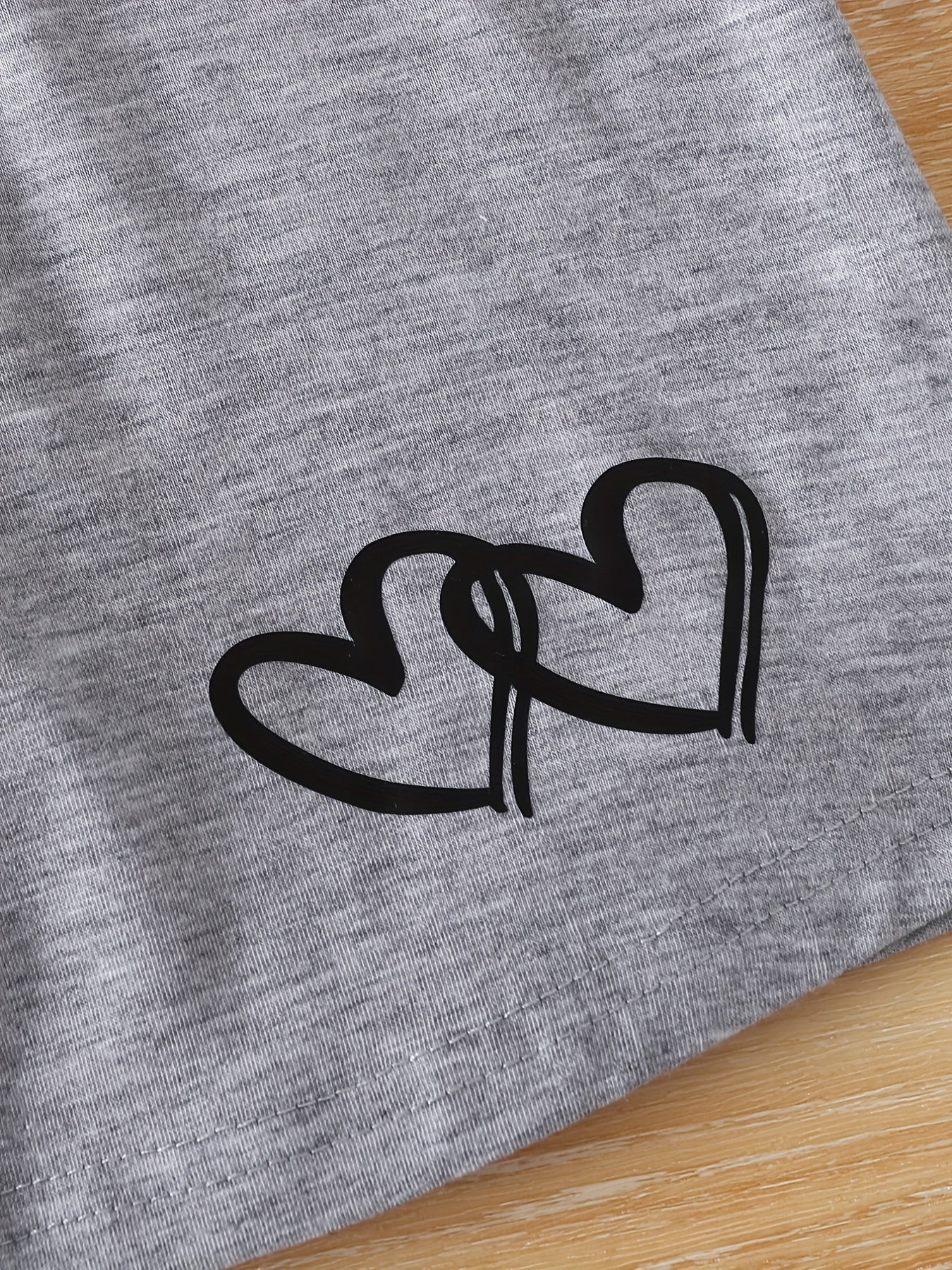 2pcs Girls' Heart Figures Print Casual Shorts Set