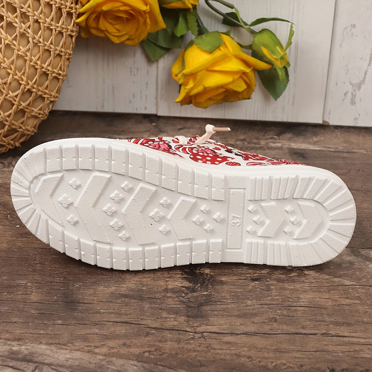 Women's Cartoon Heart Canvas Slip-on Shoes Low Casual Sneaker