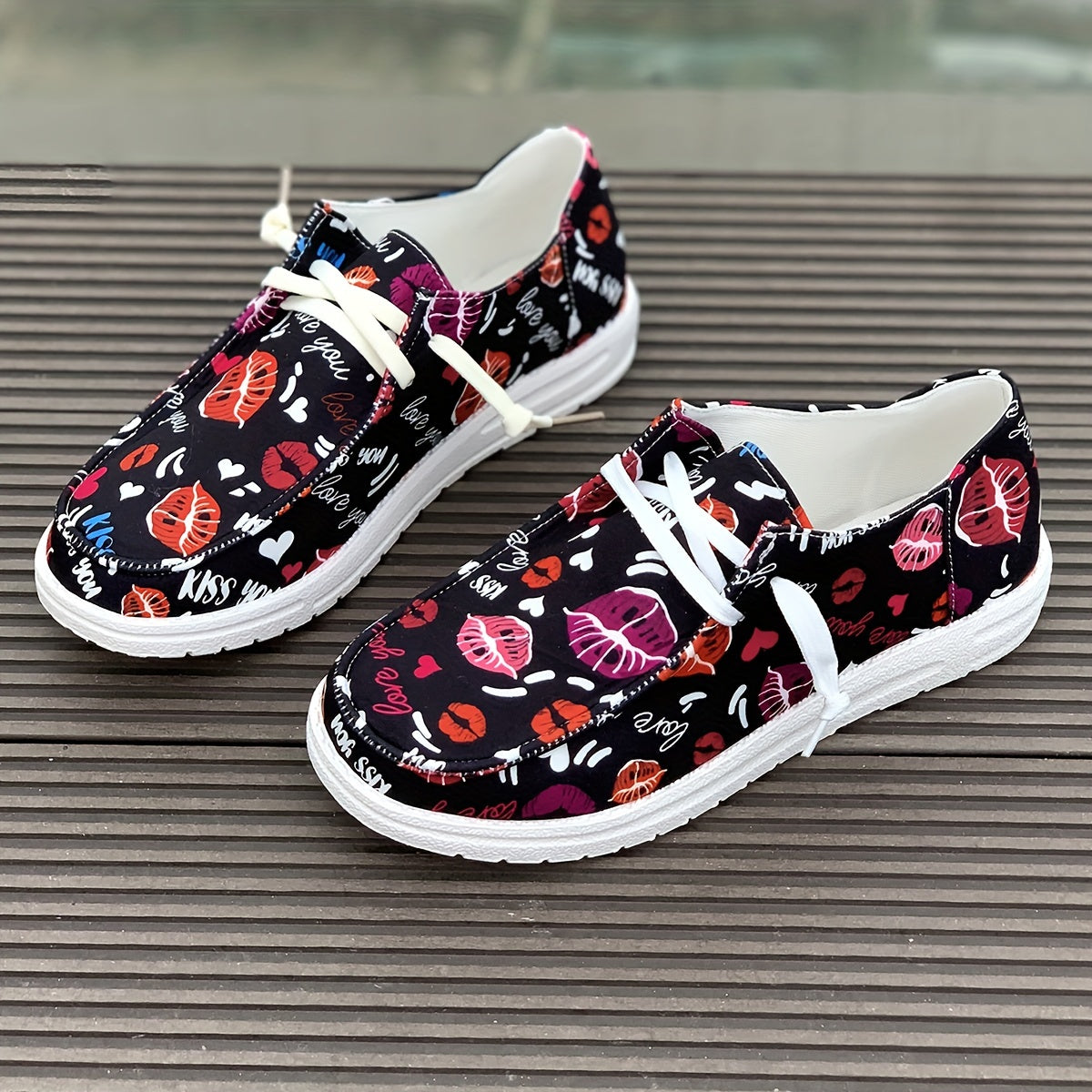 Women's Skateboard Shoes Heart & Lips Pattern Canvas Flat Lace-up Shoes