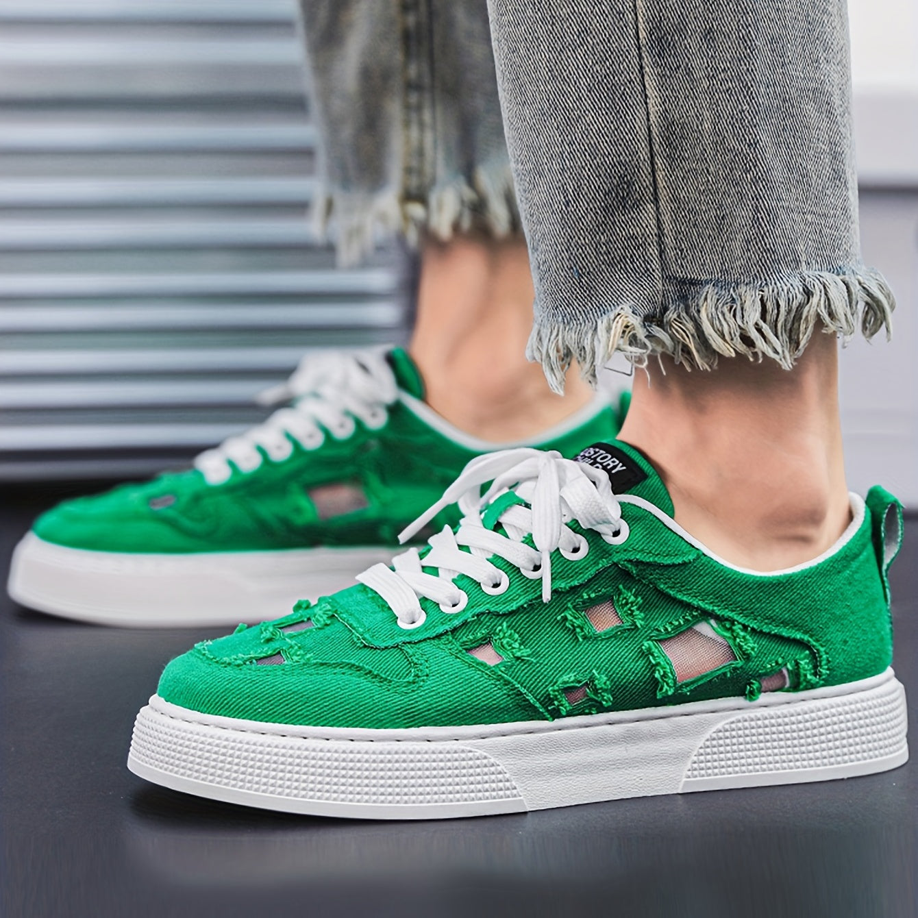 Men's Ripped Skate Shoes Lace up Sneakers with Good Grip