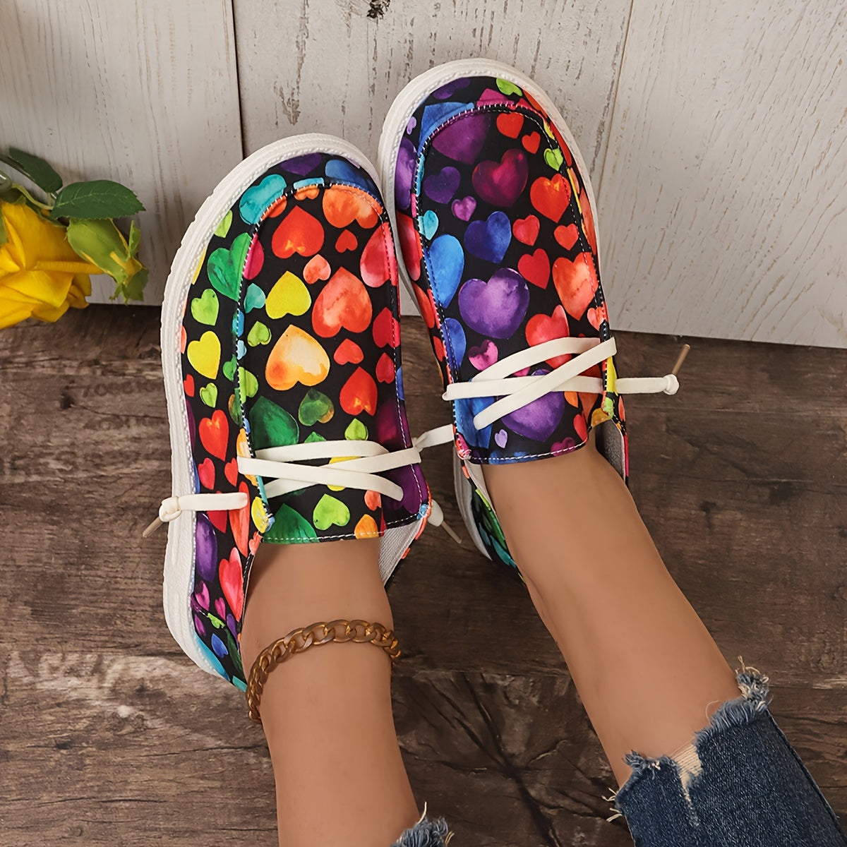 Women's Skate Shoes With Heart Pattern Lightweight Canvas Lace-up Sneakers