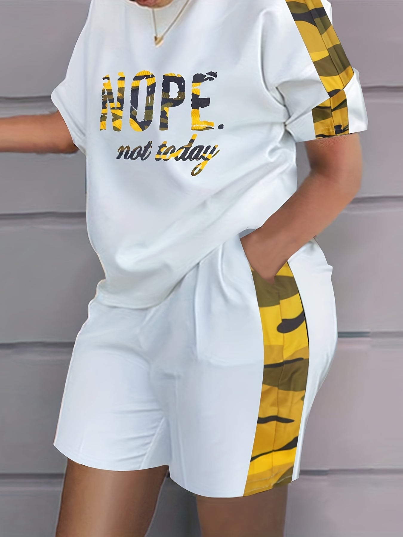 Camo & Slogan Print Top & Shorts Outfit Set
