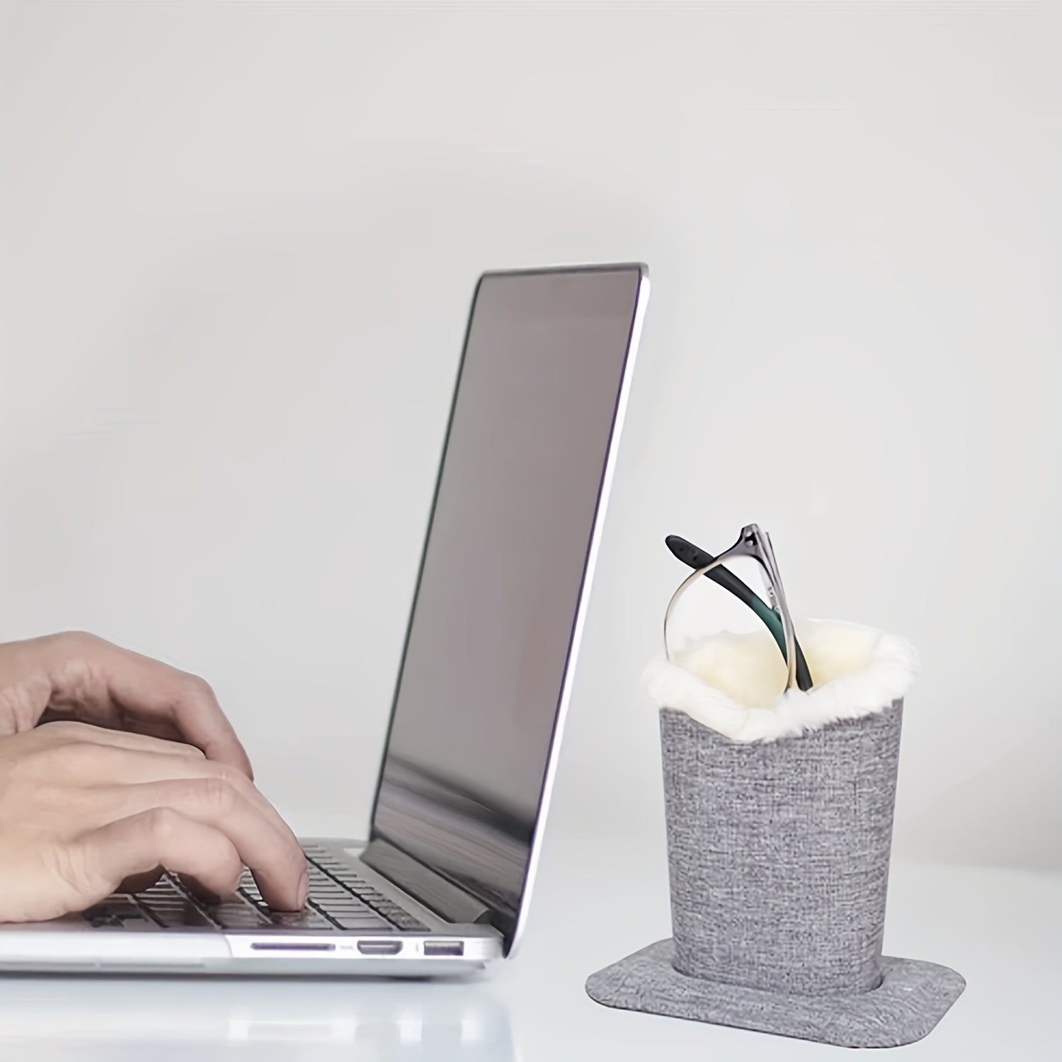 Plush-Lined Eyeglass Frame Holder for Men