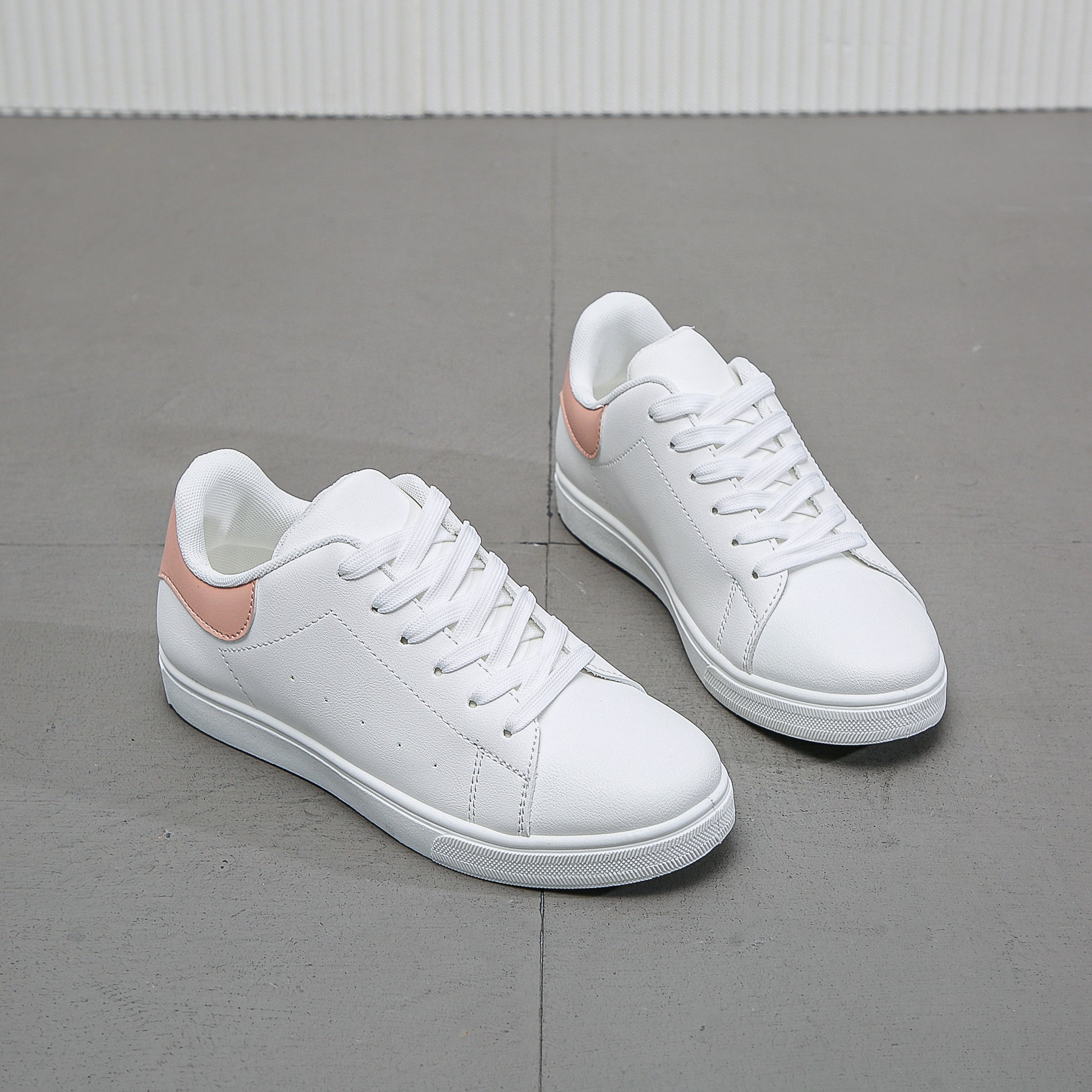 Women's Lace-Up Flat Skate Shoes Low Top Sneakers