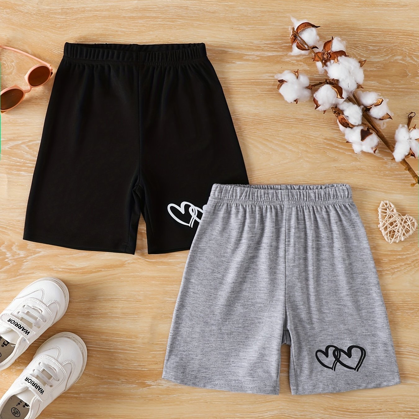 2pcs Girls' Heart Figures Print Casual Shorts Set