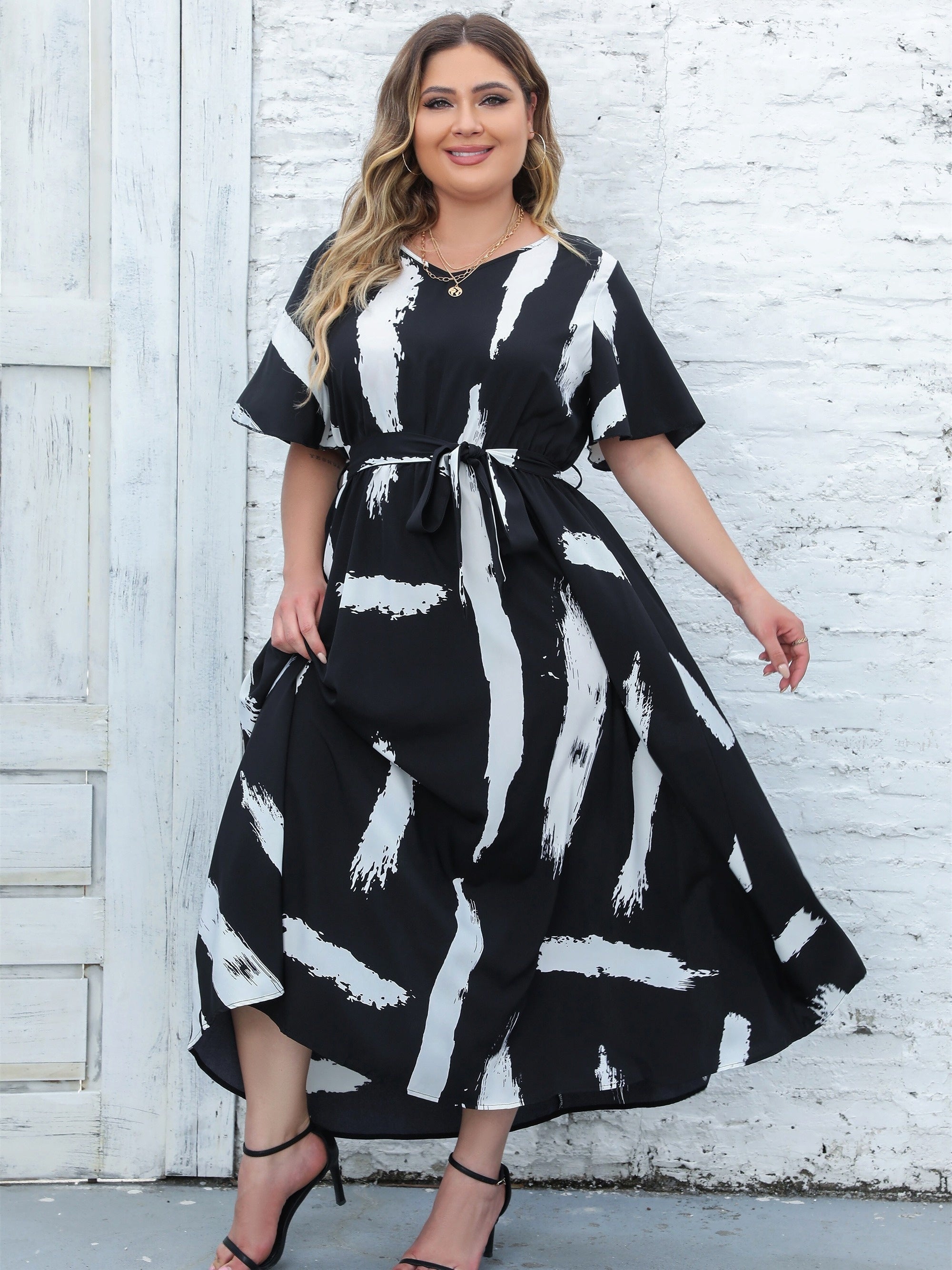 Plus Size Brush Print Short Sleeve V Neck Maxi Dress With Belt