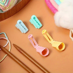 2pcs Yarn Guide Finger Holder Knitting Thimble Tool Plastic Yarn Guide