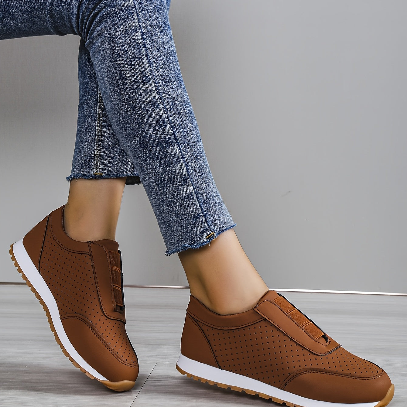 Women's Lightweight Low Top Sneakers Round Toe Casual Shoes