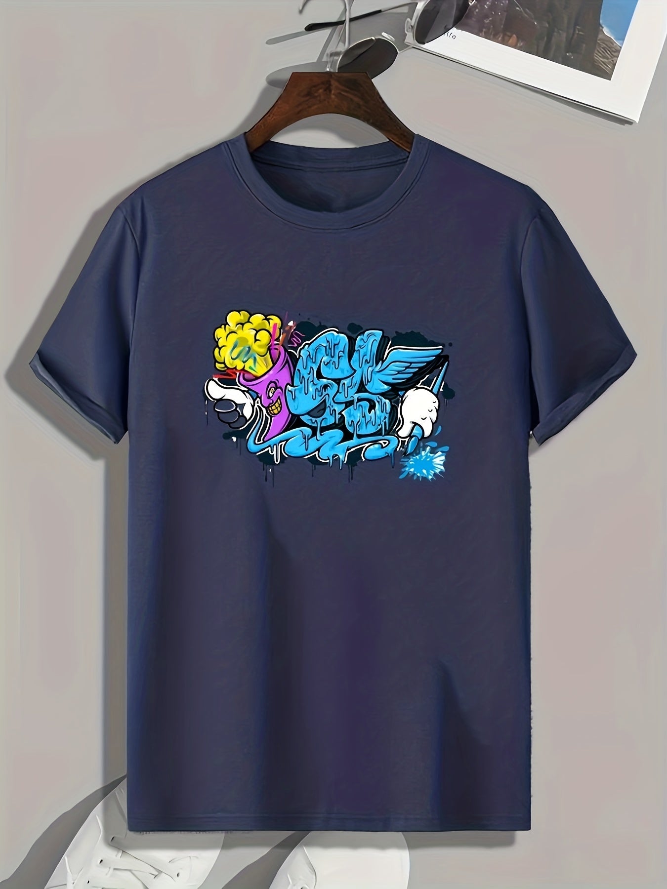 Graffiti Style Letter Print Men's Sports T-Shirt