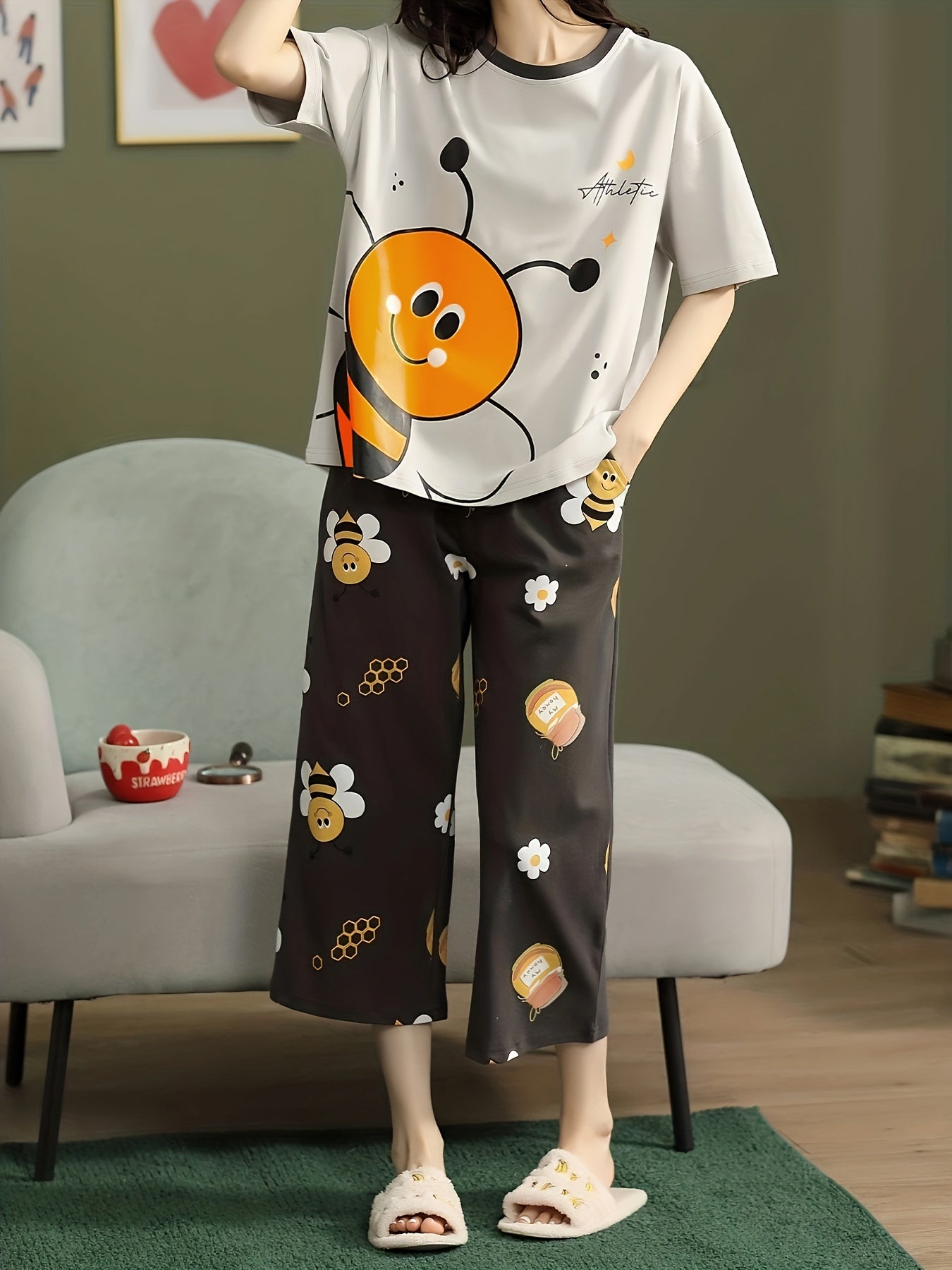 Bee Print Pajama Set Short Sleeve Crew Neck Top & Crop Pants Women's Sleepwear