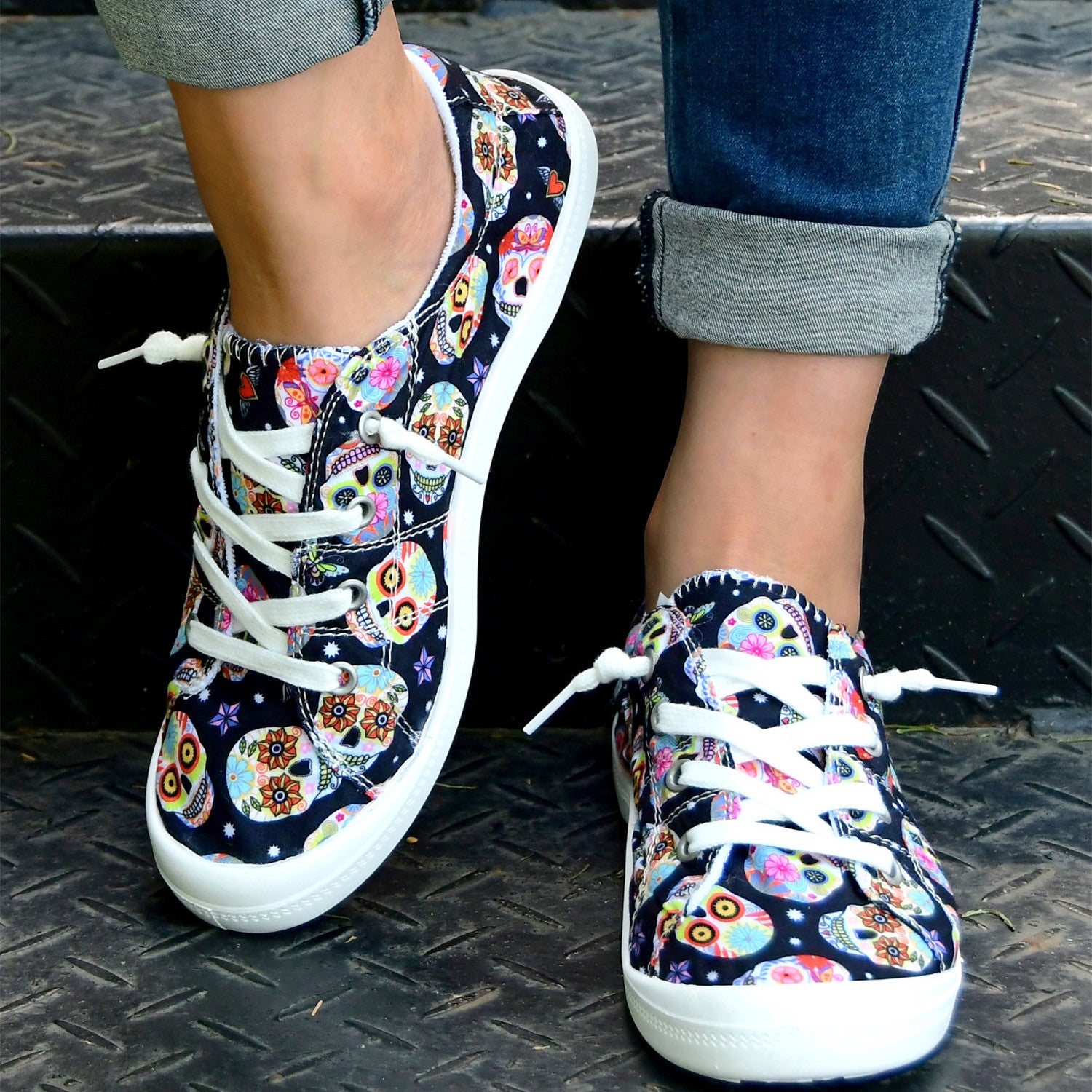 Women's Skull Pattern Canvas Shoes Low Top Lace Up Round Toe Flat Casual Shoes