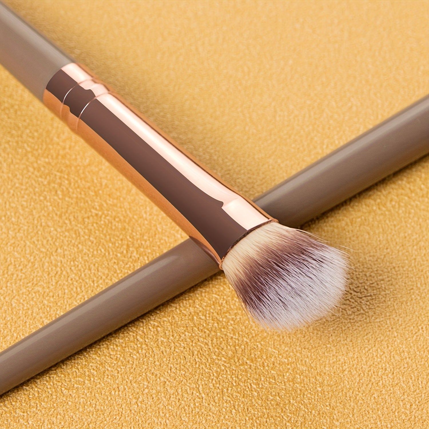 Vegan Eyeshadow Brush for Intense Applications or Controlled Finishes