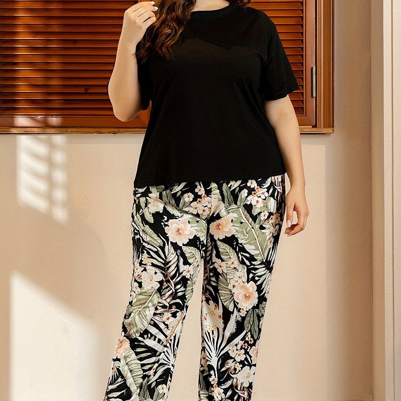 Floral Print Plus Size Pajama Set, Short Sleeve Top & Pants, 2 Piece