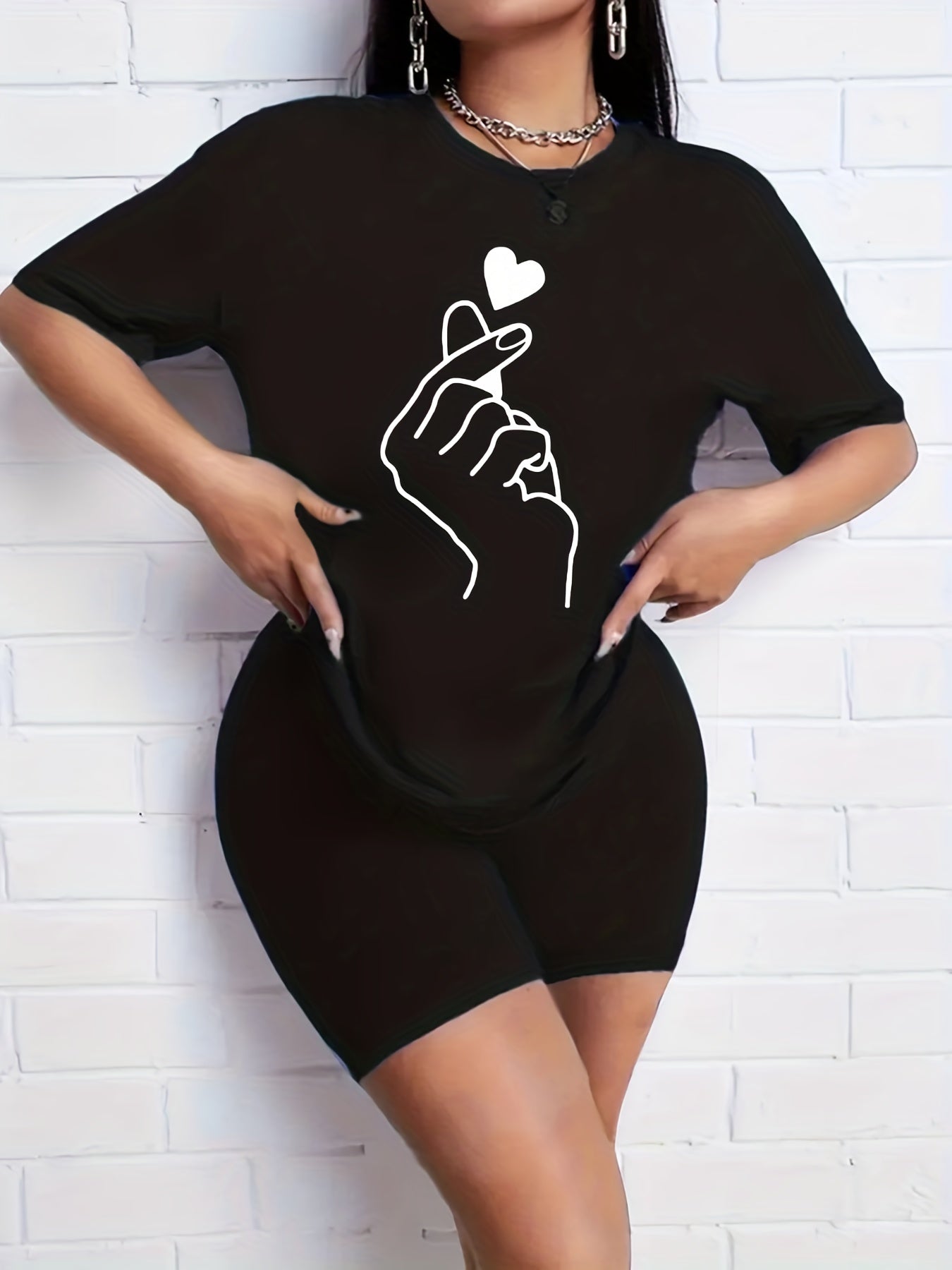 2pcs Heart Graphic T-shirts & Solid Shorts Summer Sports Set