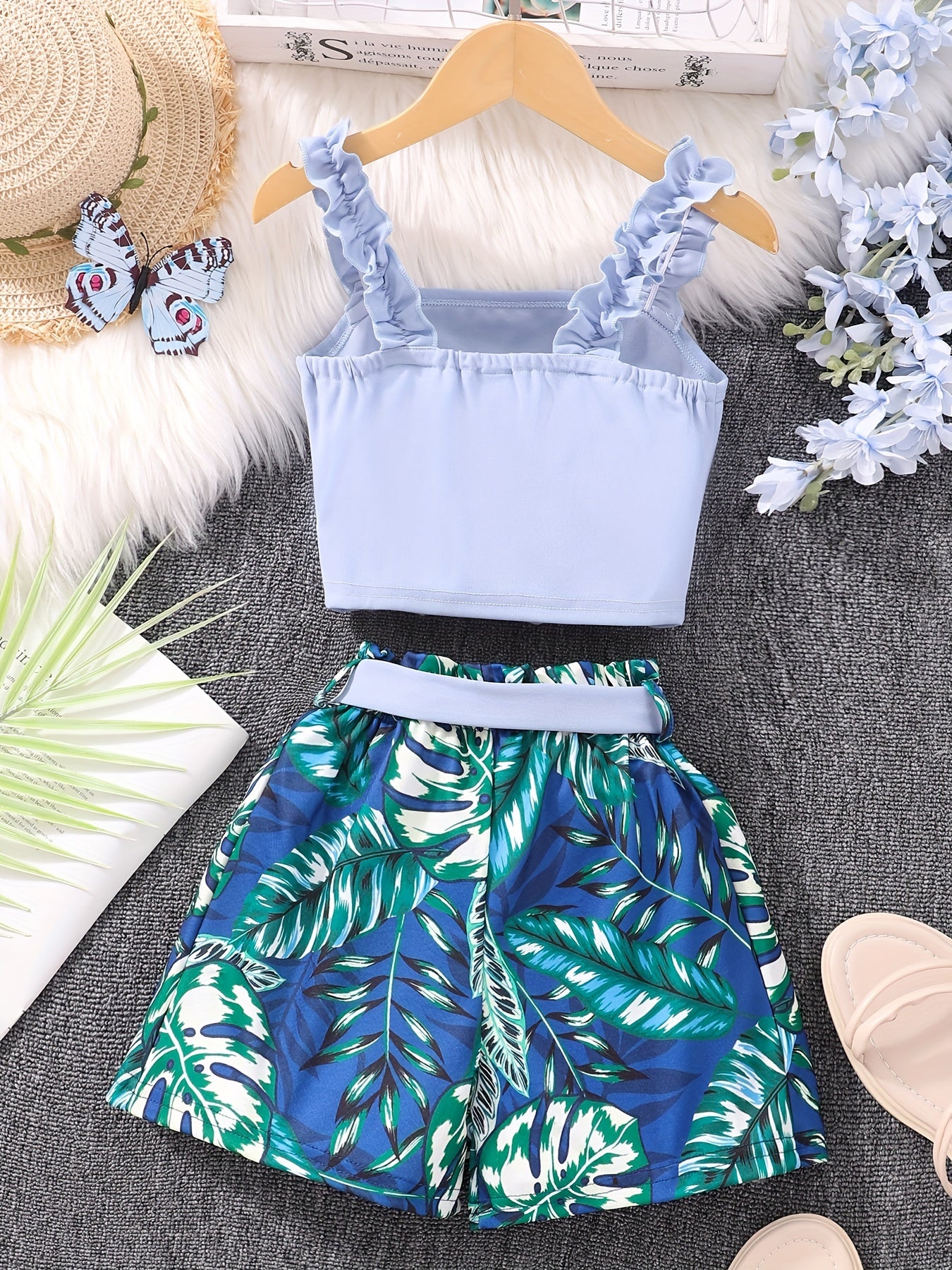2pcs Girls Frilled Strap Top Tropical Belted Shorts Set