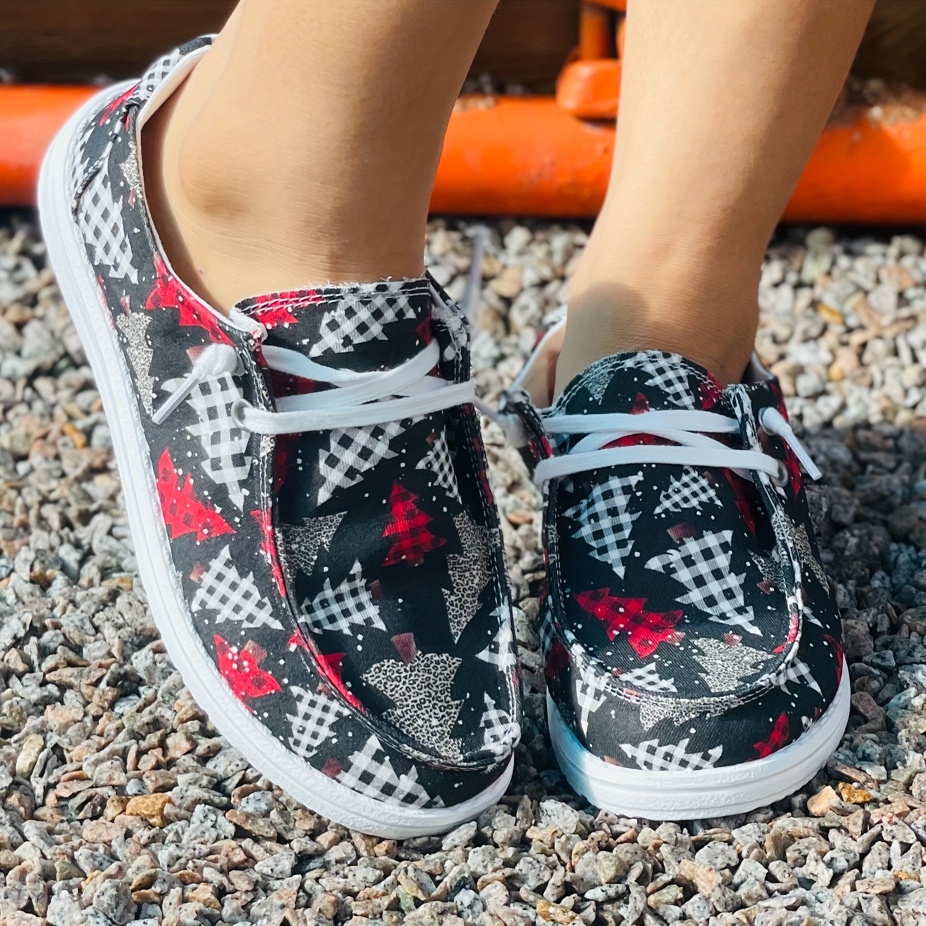 Women's Christmas Plaid Tree Print Skateboard Shoes Lightweight Low Top