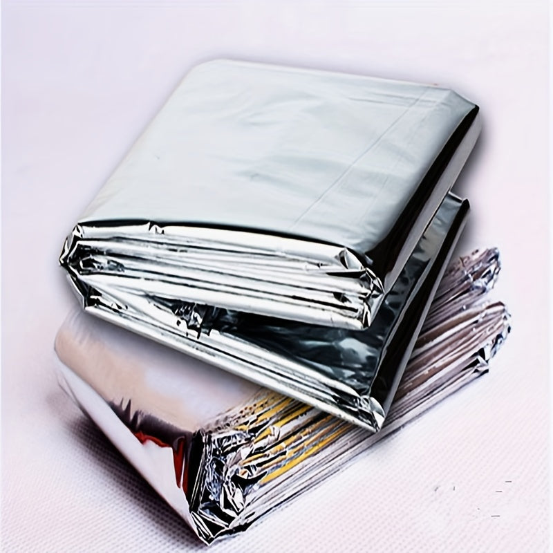 Compact Emergency Insulation Blanket for Outdoor Protection