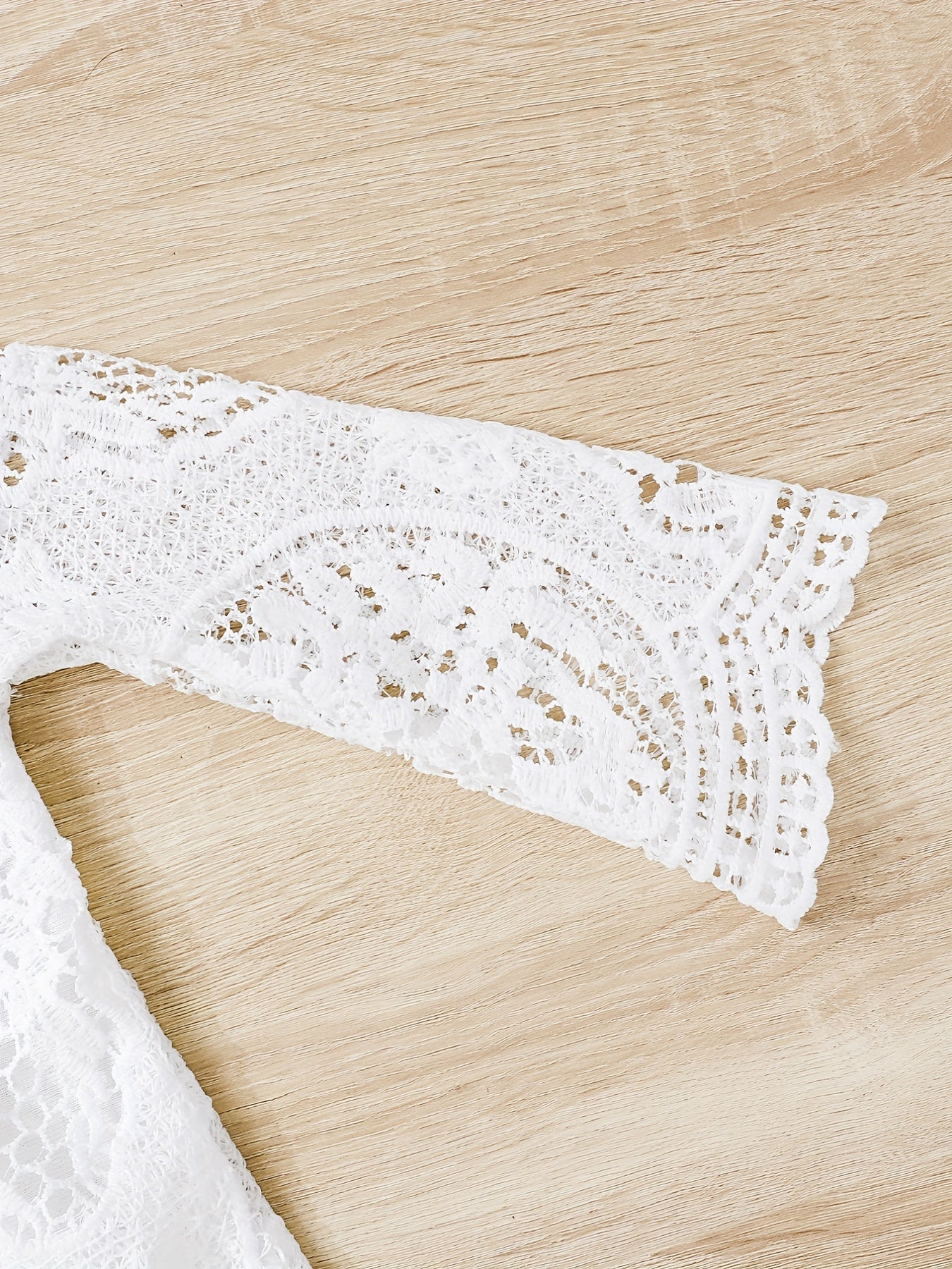 2pcs Baby Girls Long Sleeve Lace Onesie & Ripped Jeans Set