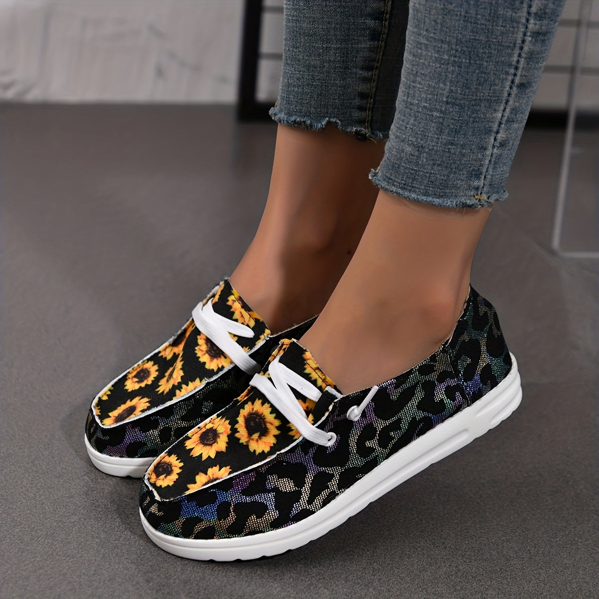 Chrysanthemum & Leopard Print Canvas Shoes Low Top Lace Up Round Toe Casual Shoe