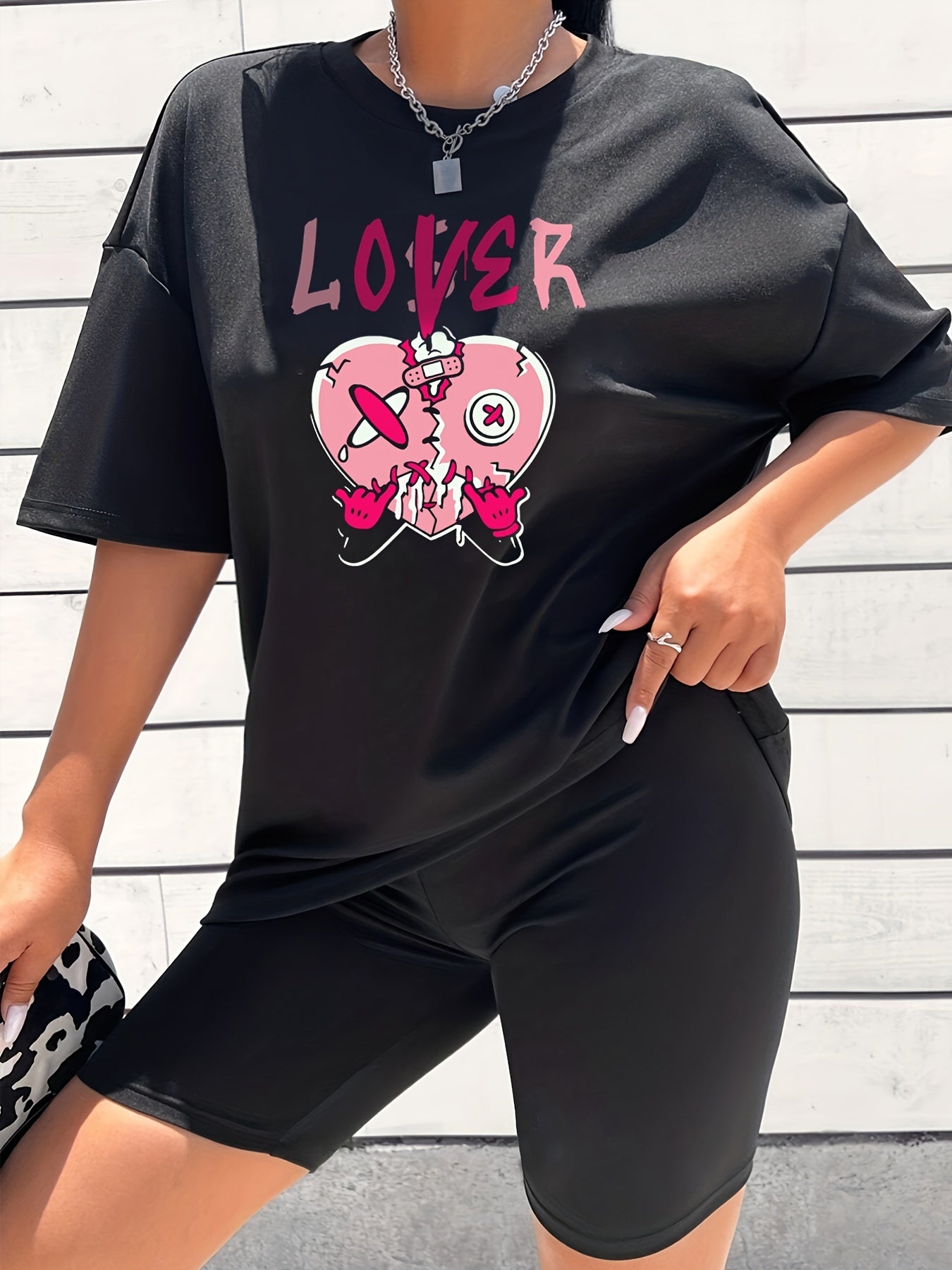 2pcs Heart Graphic T Shirt & Solid Shorts Set Women's Activewear