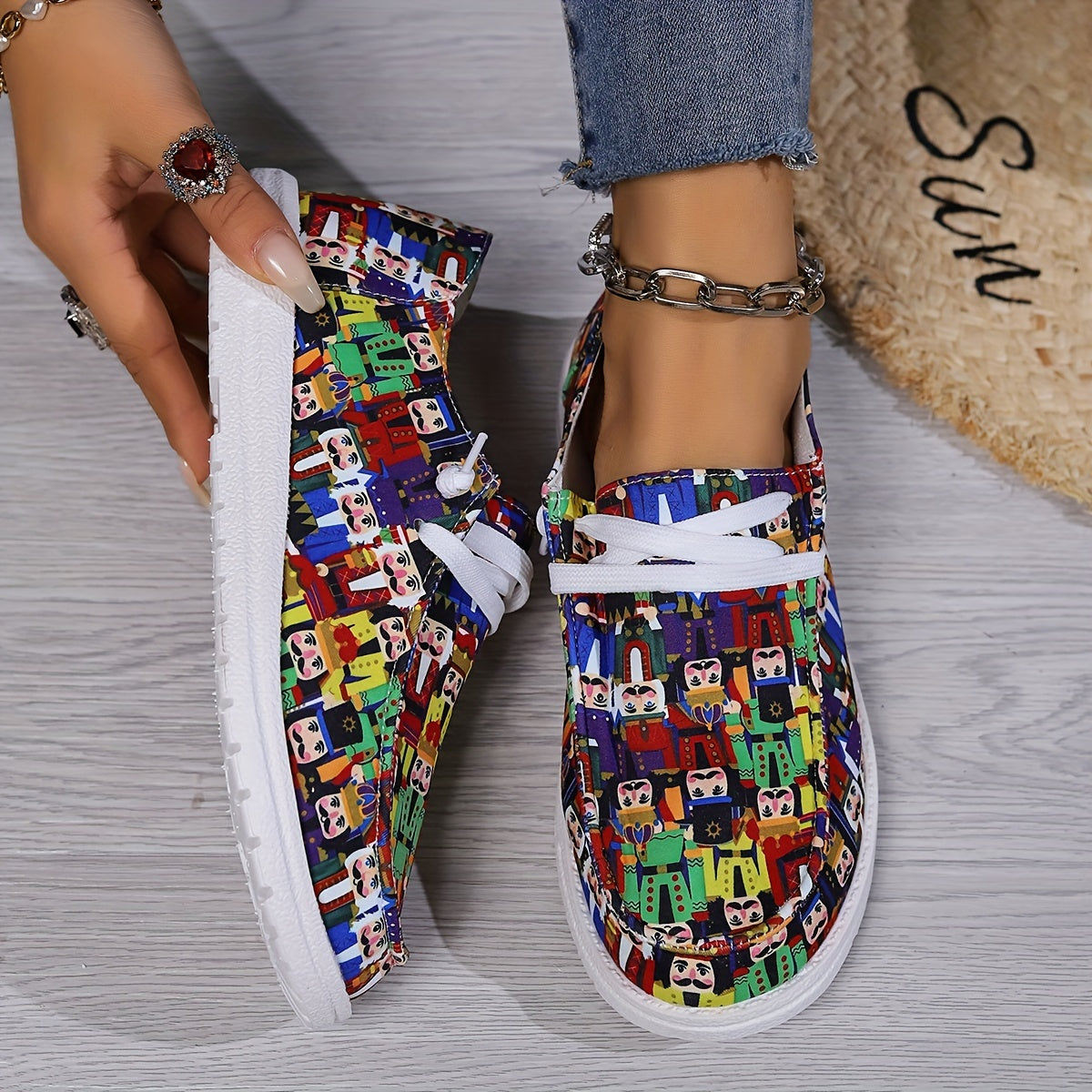Women's Outdoor Flat Skateboard Shoes with Small Figure Pattern