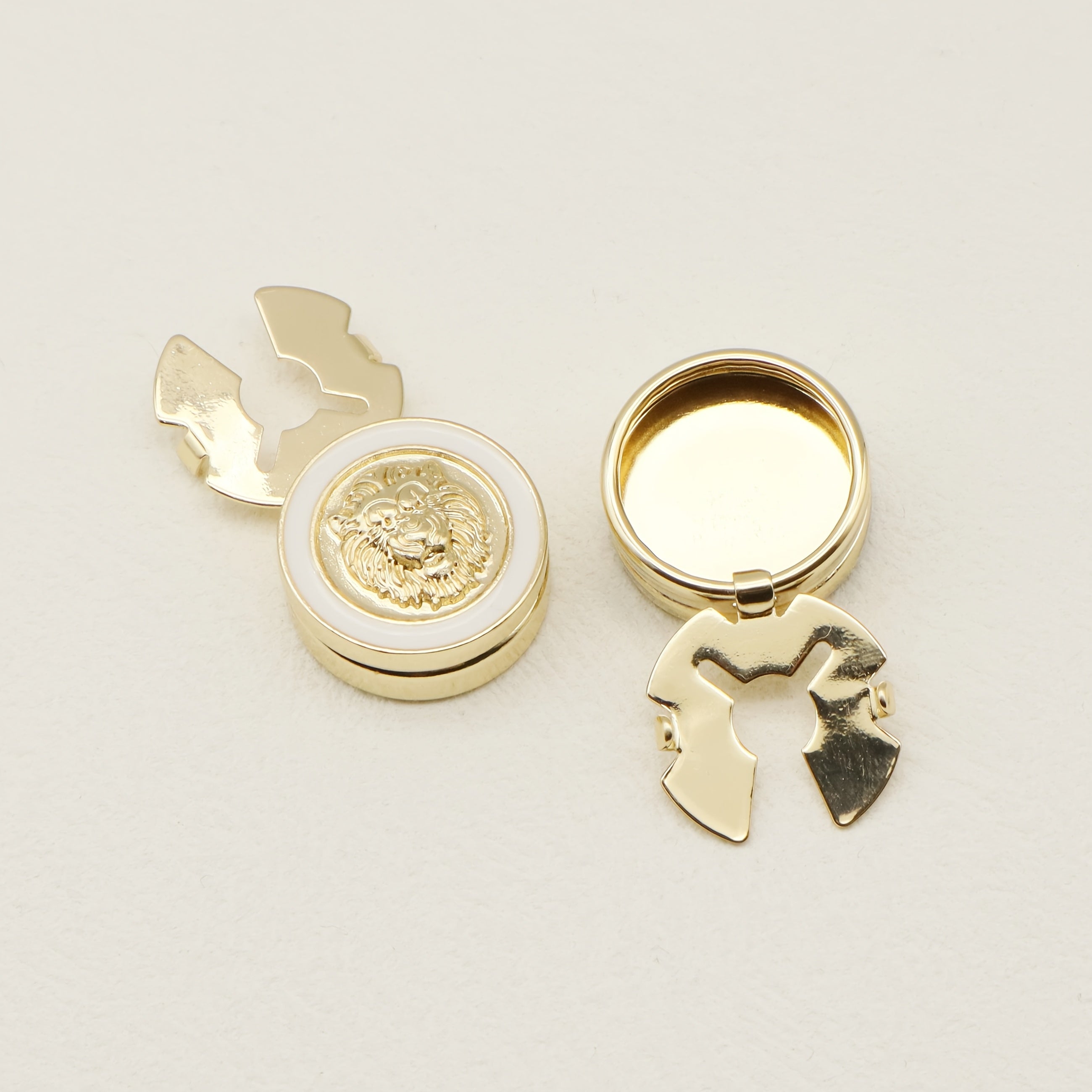 2 Pack Lion Head Shirt Clips Men Women Golden Tone Metal Buttons Decor