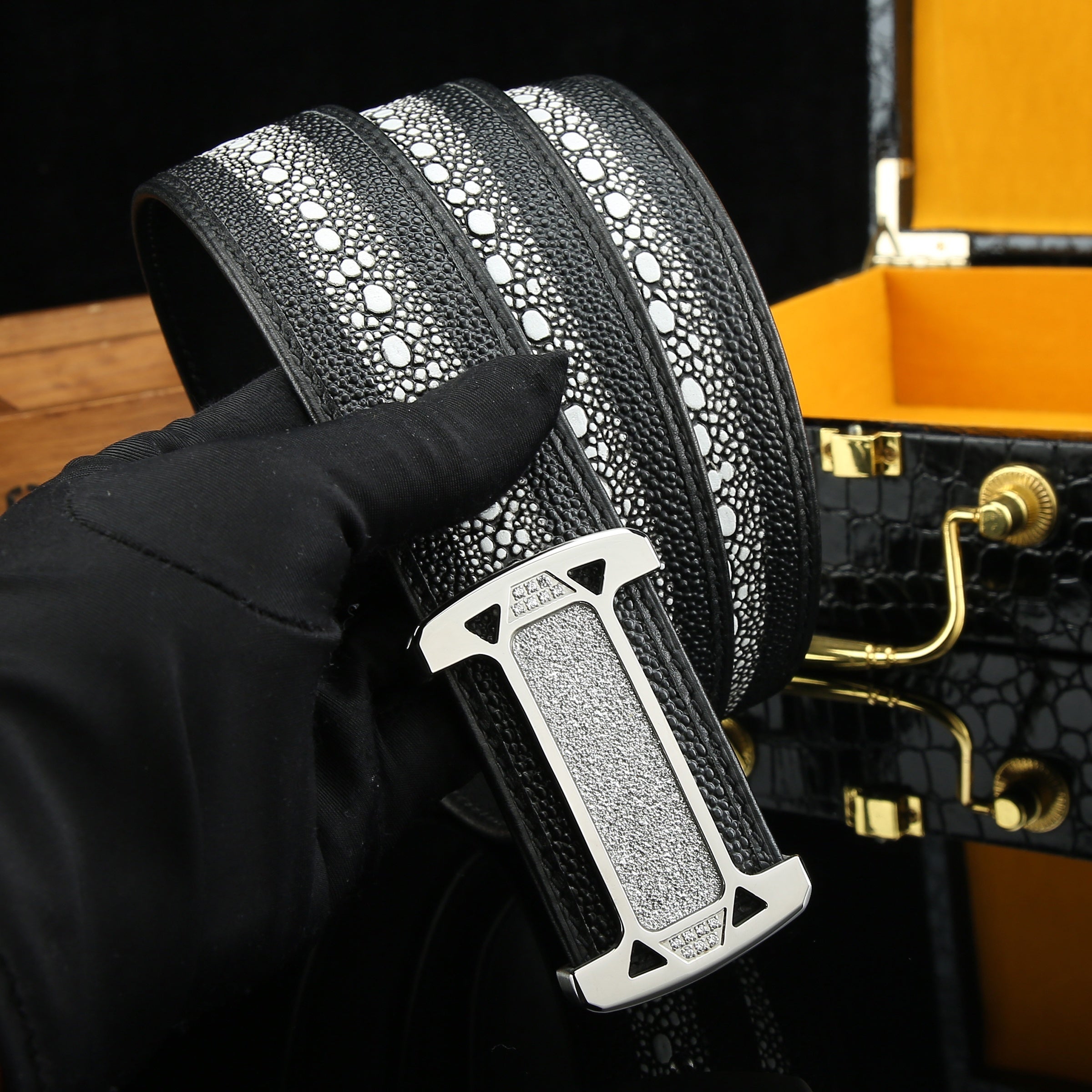 Men's Pearl Fish Pattern Cowhide Belt with Diamond Buckle