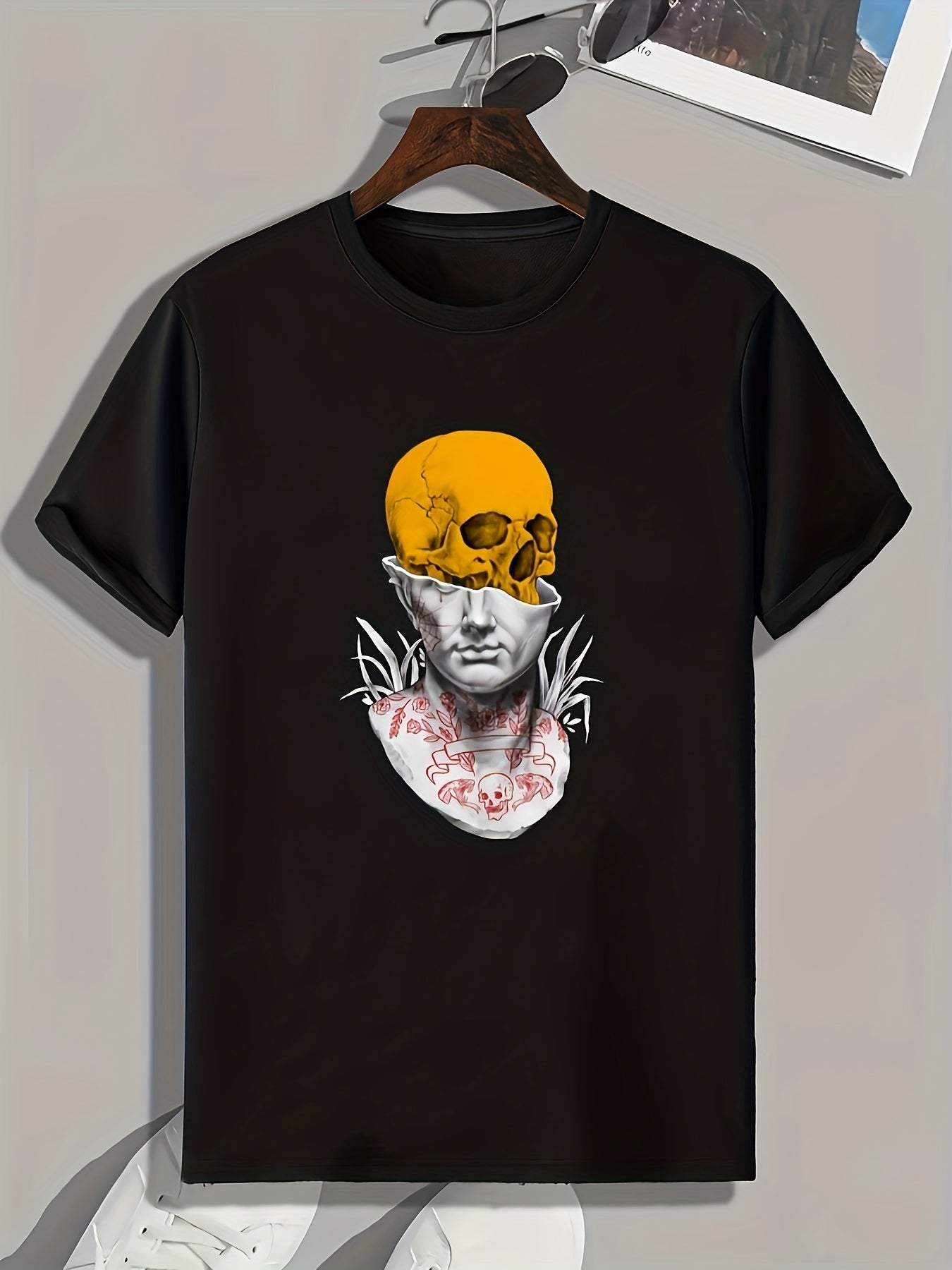 Skull Statue Print Men's Graphic Tee for Summer