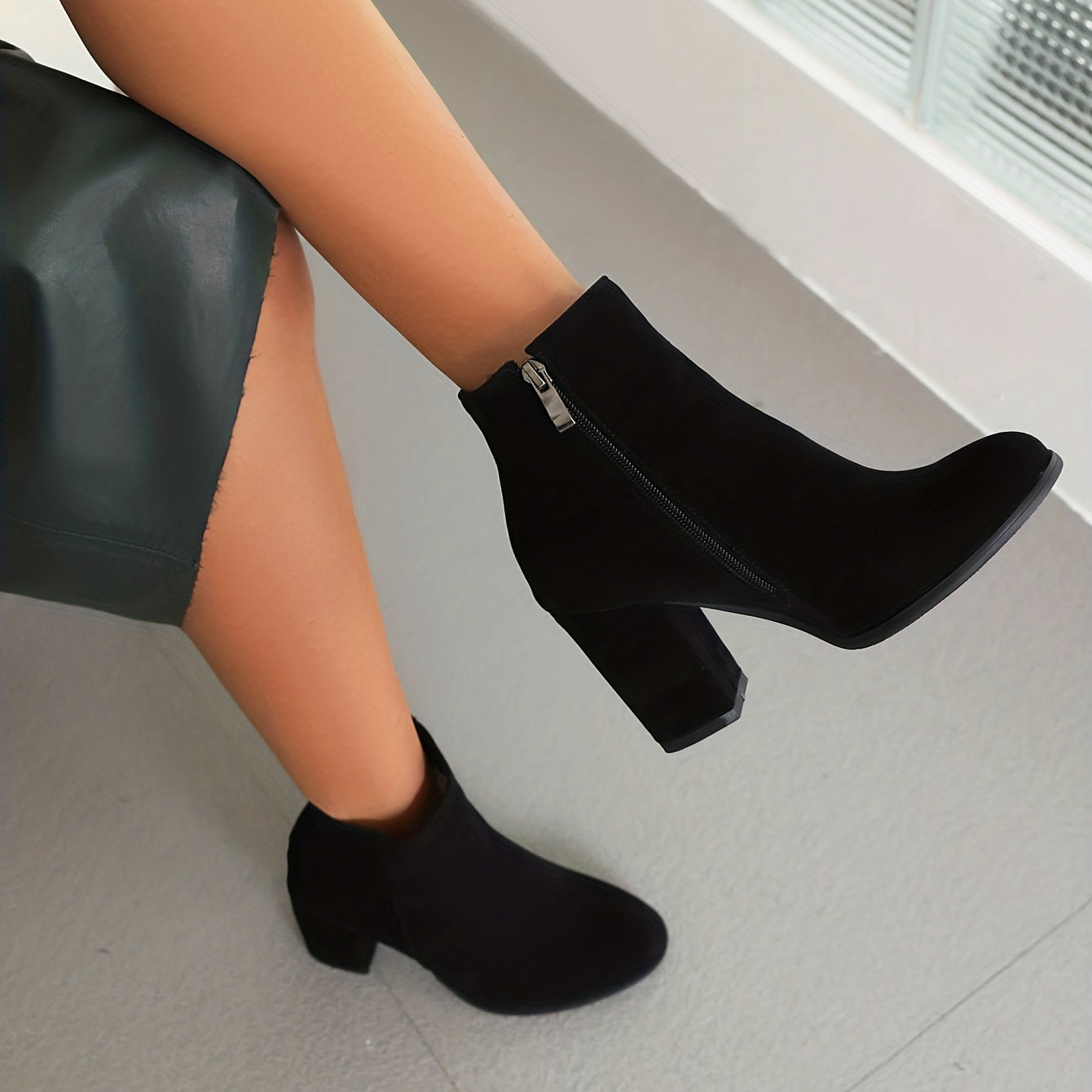 Women's Chunky Heeled Side Zipper Ankle Boots