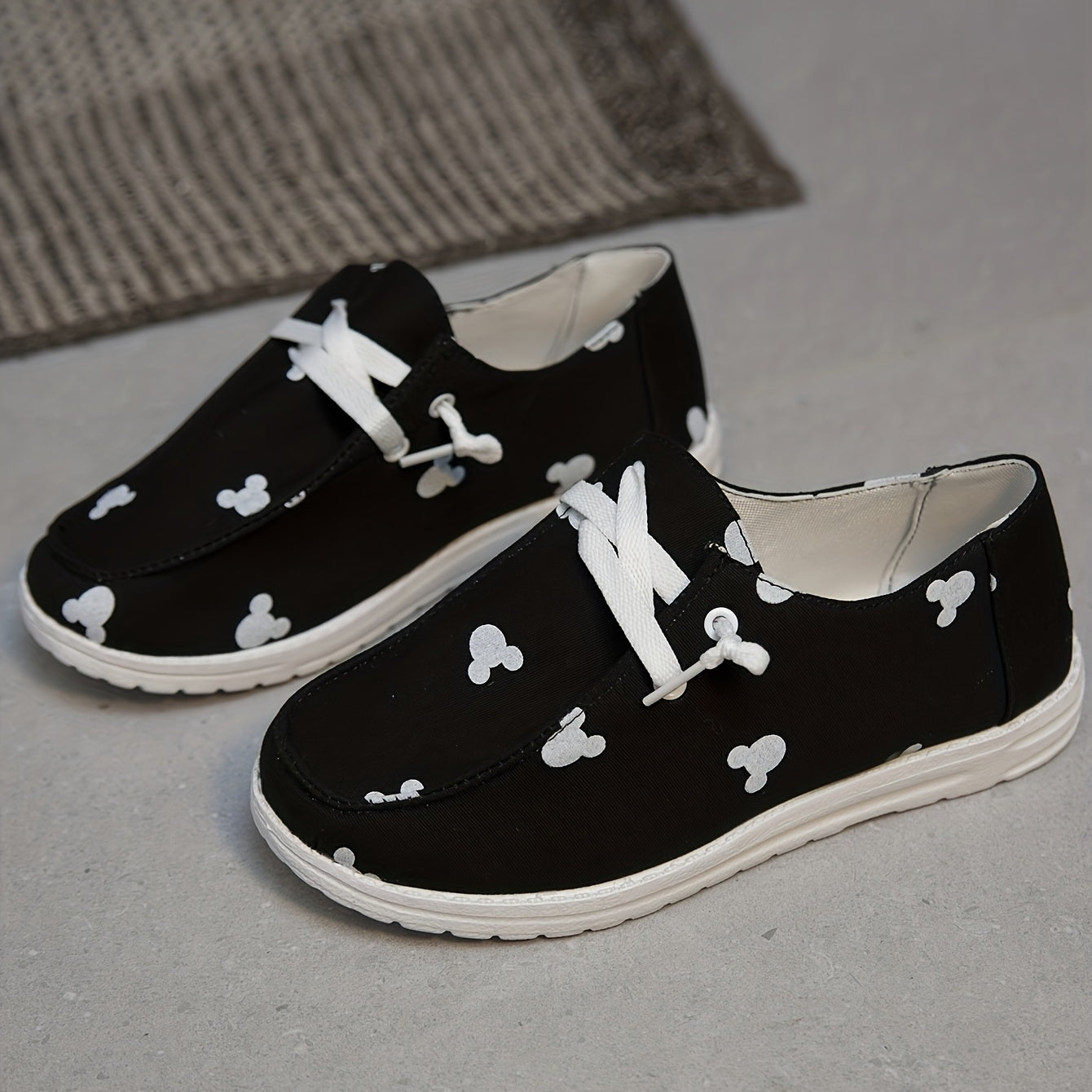 Women's Cartoon Print Canvas Shoes Lightweight Low Top Lace Up Shoes