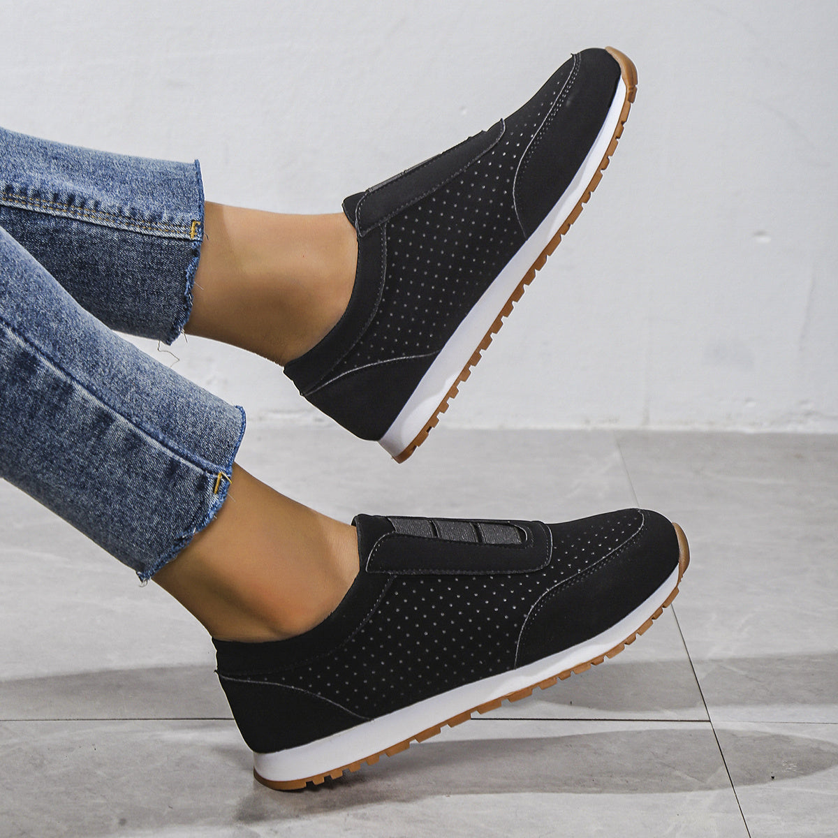Women's Lightweight Low Top Sneakers Round Toe Casual Shoes