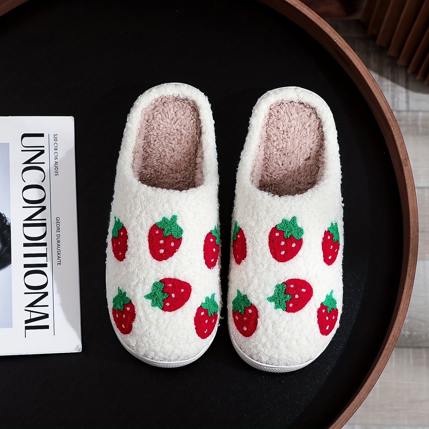 Women's Strawberry Pattern Embroidered Slippers Plush Lined Slip On Shoes
