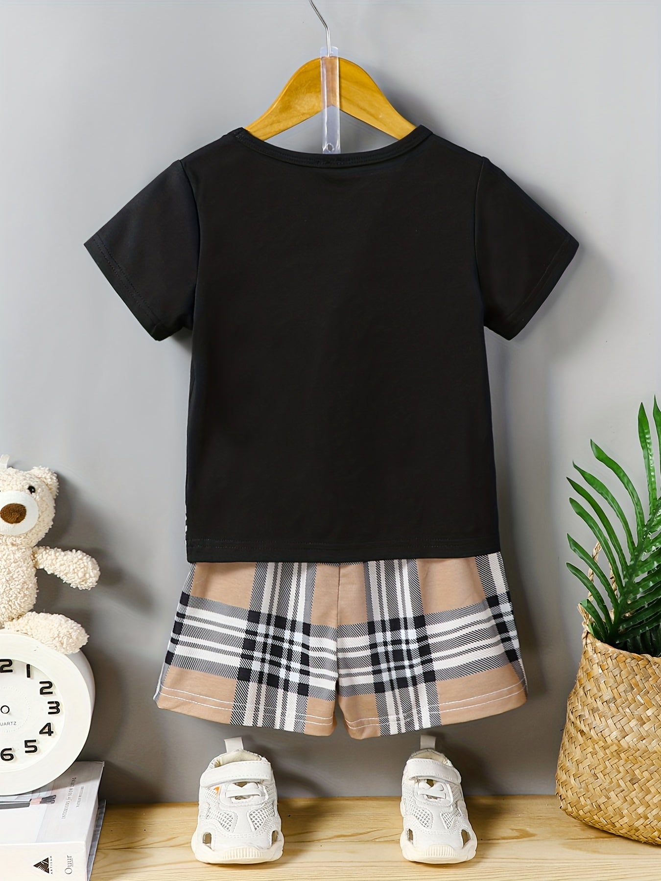 Boys Cartoon Chest Bag Graphic T shirt & Plaid Shorts Set