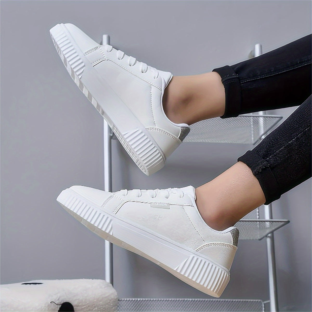 Lightweight Round Toe Skate Shoes for Women