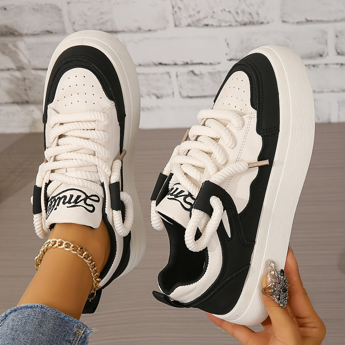 Women's Stylish Contrast Board Shoes Lightweight Sneakers Lace Up Sports Shoes