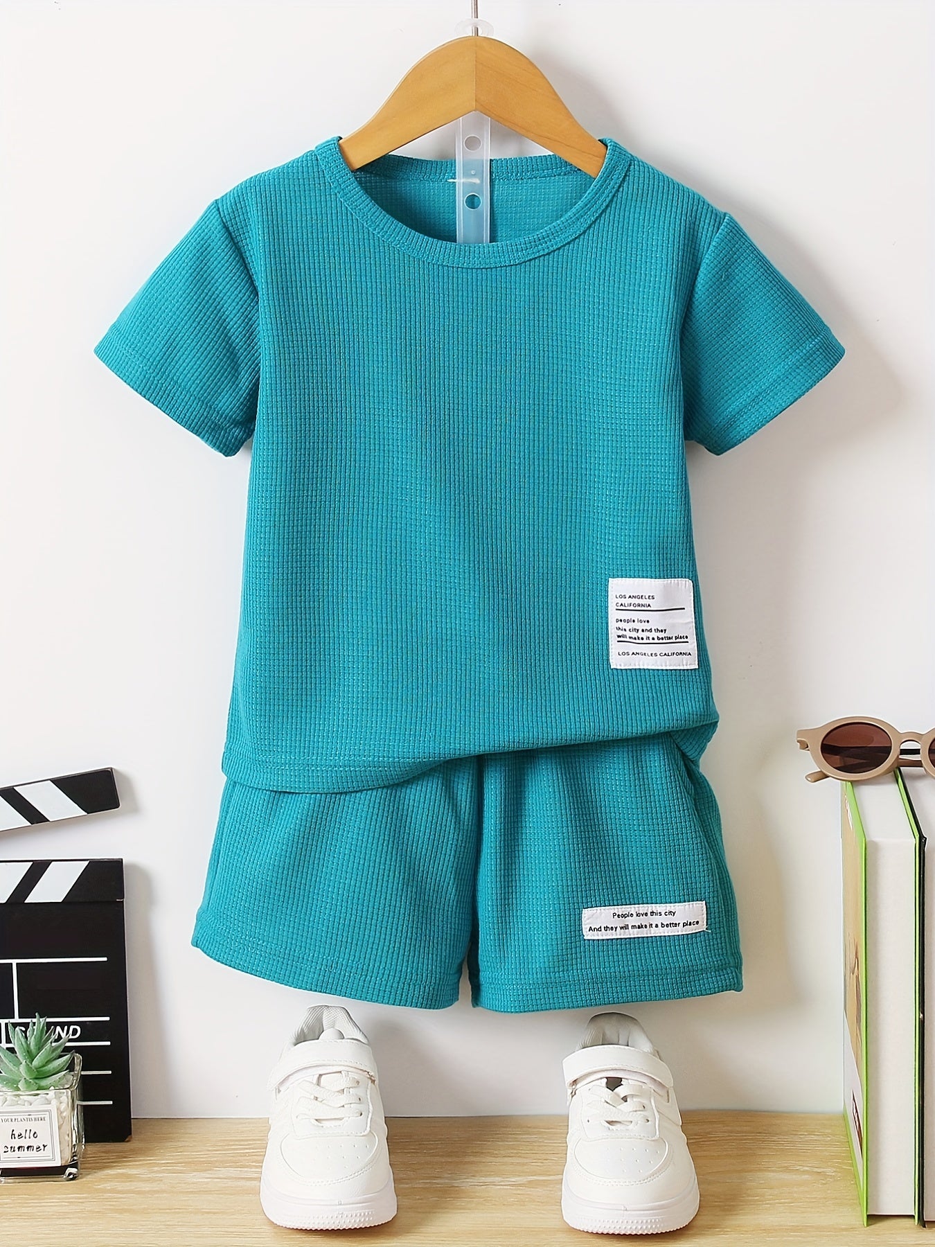 2pcs Toddler Boys Slogan Patched Waffle Knit Tee & Shorts Set