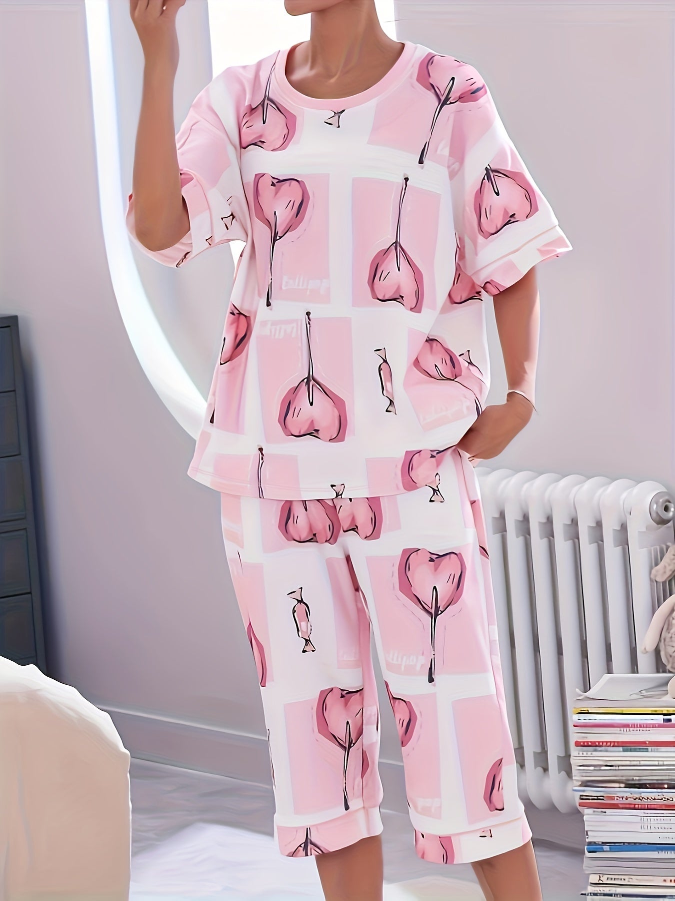 Heart Print Pajamas Set Crew Neck Top & Crop Pants Women's Sleepwear