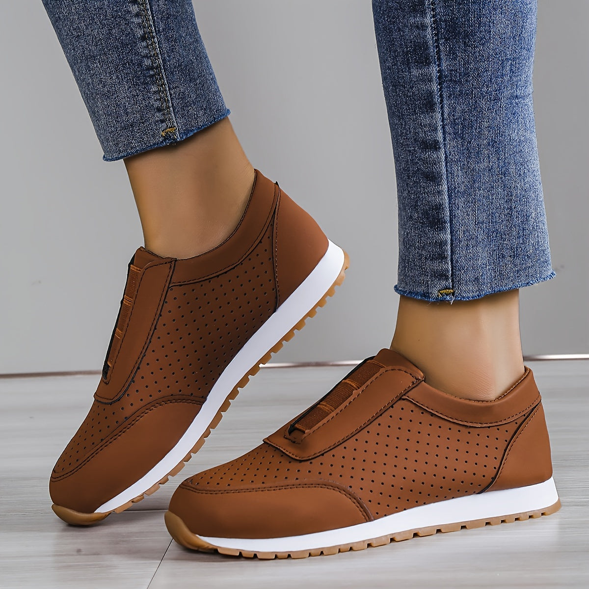 Women's Lightweight Low Top Sneakers Round Toe Casual Shoes