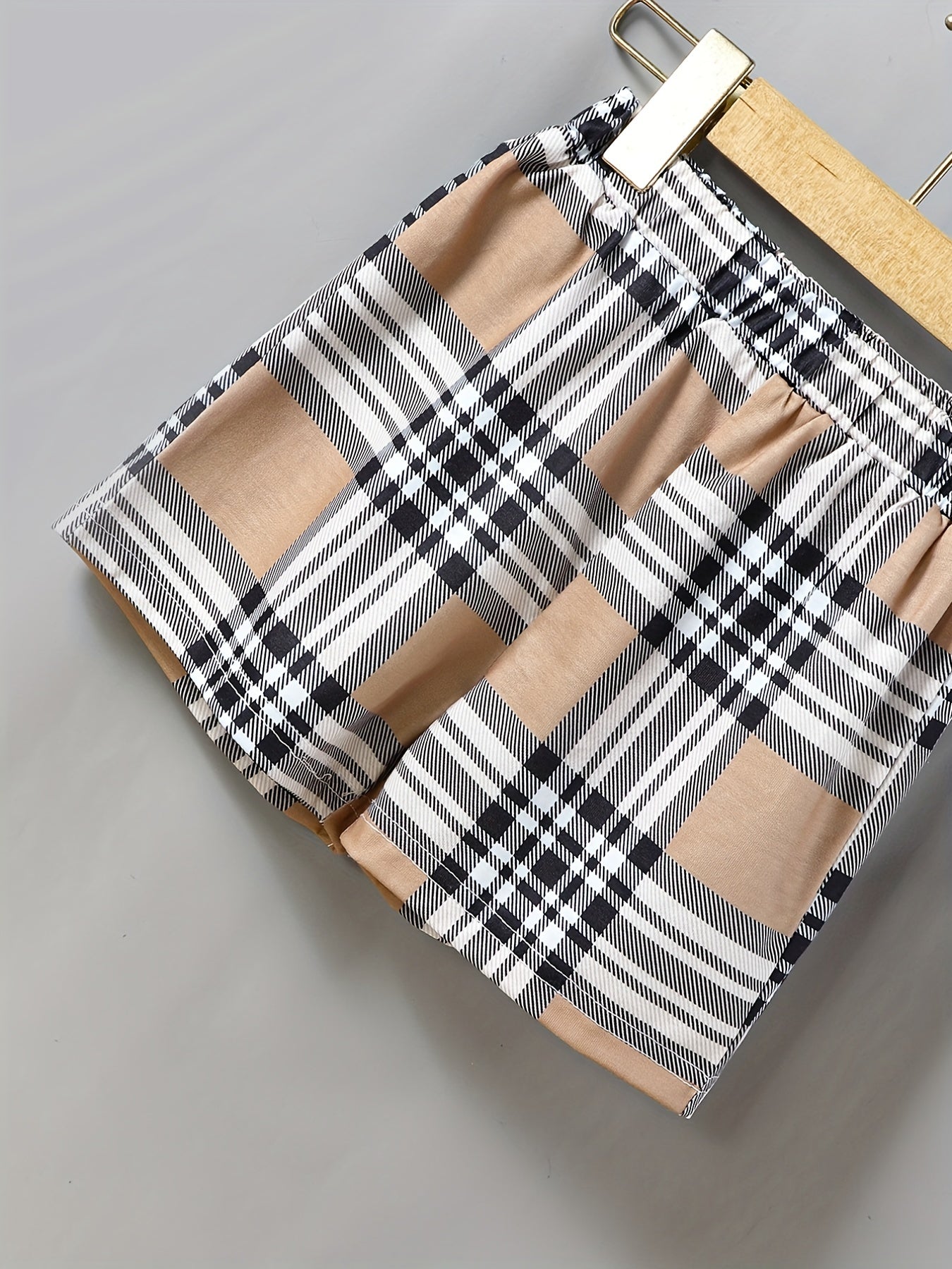Boys Cartoon Chest Bag Graphic T shirt & Plaid Shorts Set
