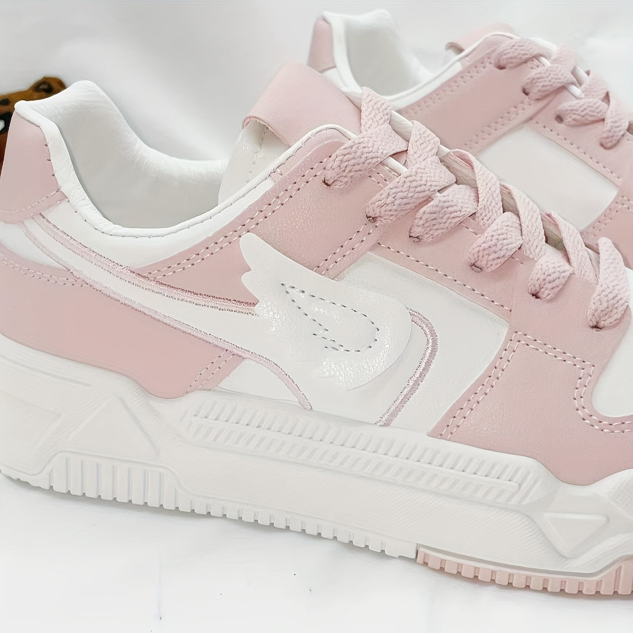 Women's Lace up Front Skate Shoes With Wing Decor Low Flatform Shoes