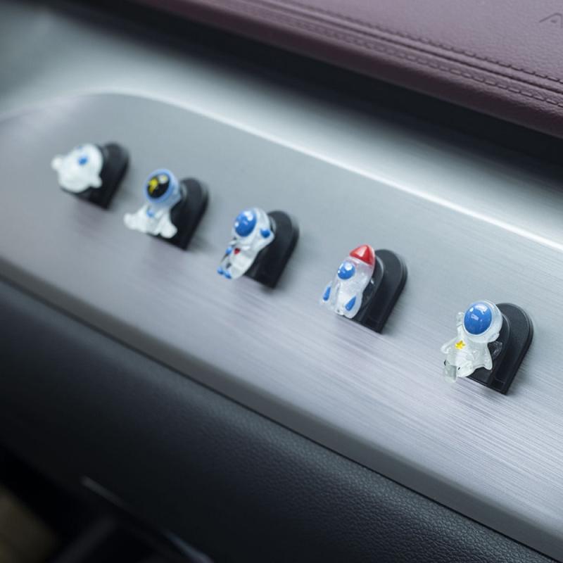 5pcs Astronaut Air Conditioner Outlet Clip Car Sticky Hooks