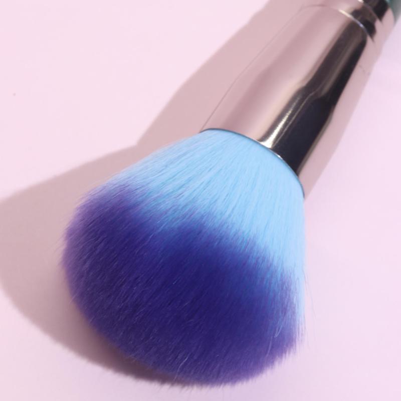 Vegan Fluffy Face Brush for Contouring with Cruelty-Free Bristles