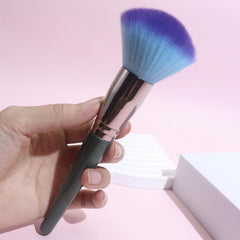 Vegan Fluffy Face Brush for Contouring with Cruelty-Free Bristles