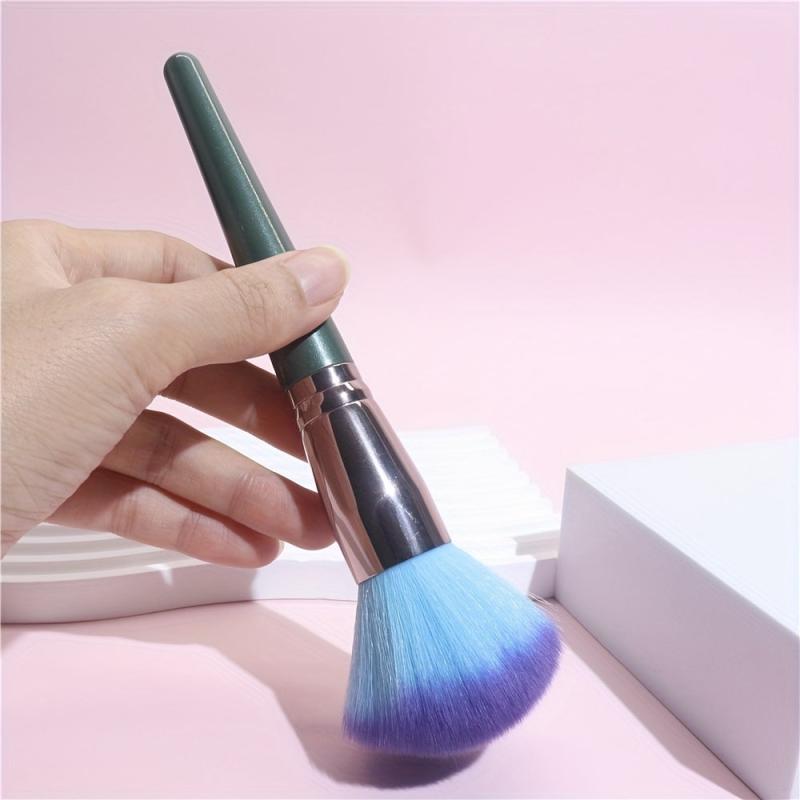 Vegan Fluffy Face Brush for Contouring with Cruelty-Free Bristles