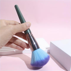 Vegan Fluffy Face Brush for Contouring with Cruelty-Free Bristles
