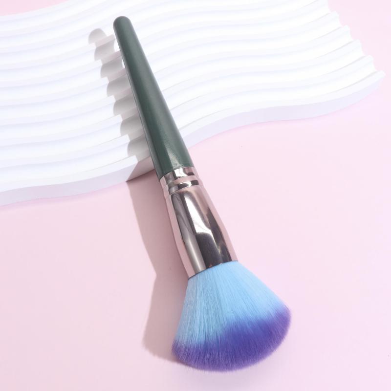 Vegan Fluffy Face Brush for Contouring with Cruelty-Free Bristles