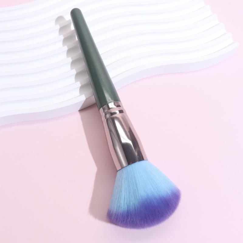 Vegan Fluffy Face Brush for Contouring with Cruelty-Free Bristles